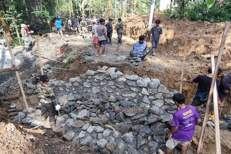 Batu Demi Batu Warga dan Satgas TMMD Kokohkan Akses Desa Krangean