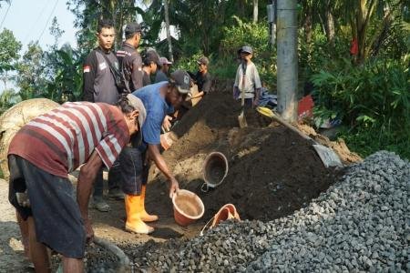 Material Split Jadi Kunci Kekuatan Rabat Jalan TMMD di Krangean
