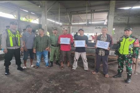 Polres Demak Bersama Warga Bubarkan Praktik Judi di Gudang Kosong