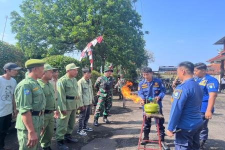 TMMD Non Fisik Ajarkan Warga Krangean Sigap Padamkan Api Sejak Dini