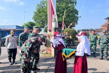Semangat Siswa SDN 1 Krangean Sambut Tim Wasev TMMD dengan Lagu Garuda