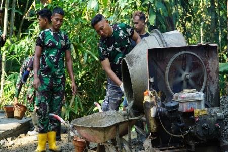Putaran Molen Jadi Irama Semangat Pembangunan Rabat Jalan Desa Krangea
