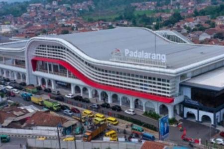 Anggota DPRD Bandung Barat Sidak Lokasi Parkir di Depan Stasiun KCIC P