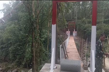 Pengecatan Jembatan Gantung Desa Seran