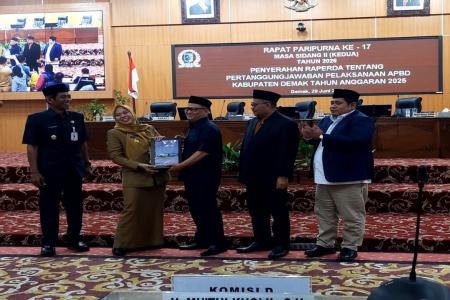 DPRD KABUPATEN DEMAK GELAR RAPAT P