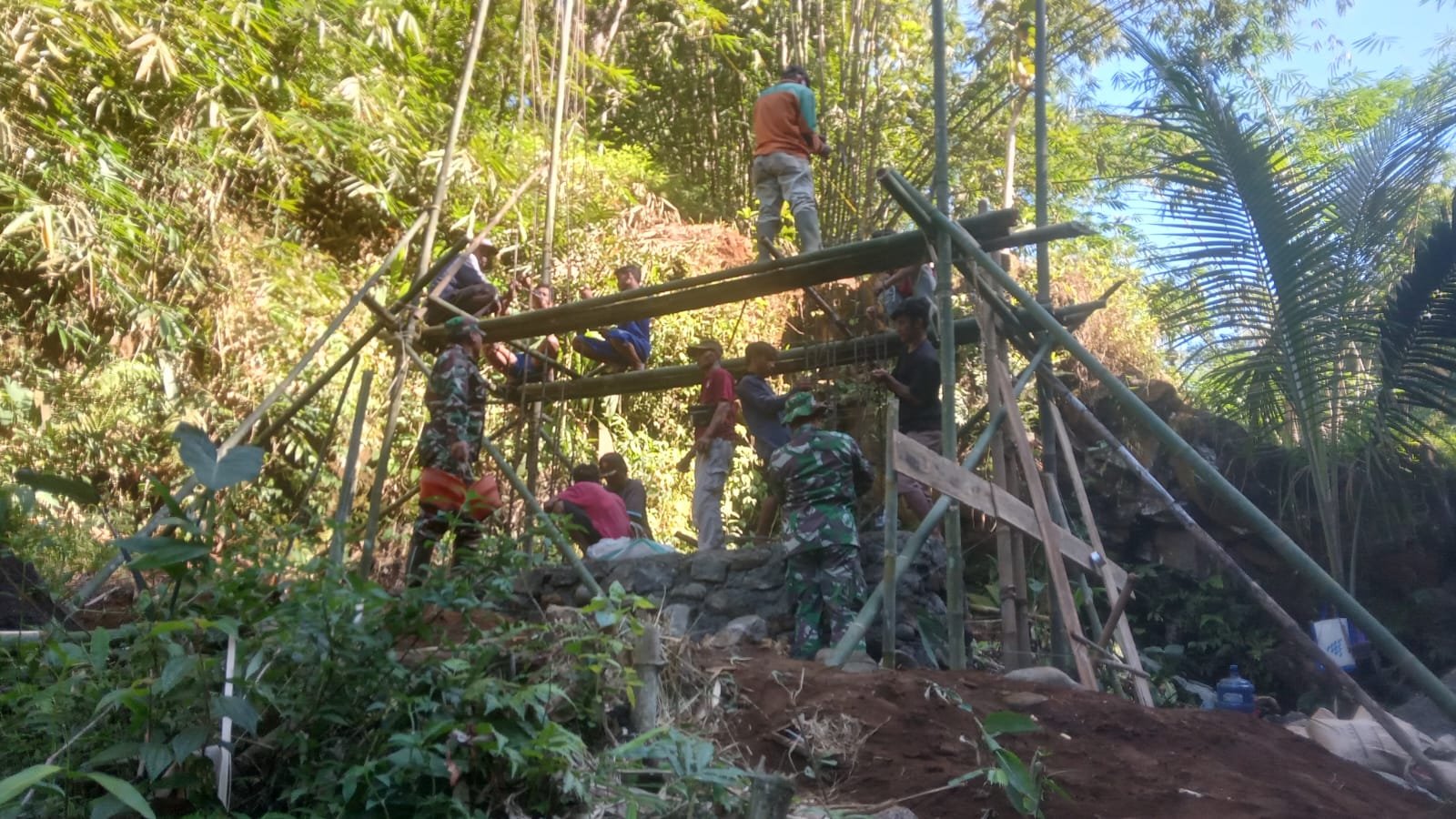TNI dan Warga Gotong Royong Bangun Pondasi Jembatan Gantung Penghubung Antar Desa di Purbalingga