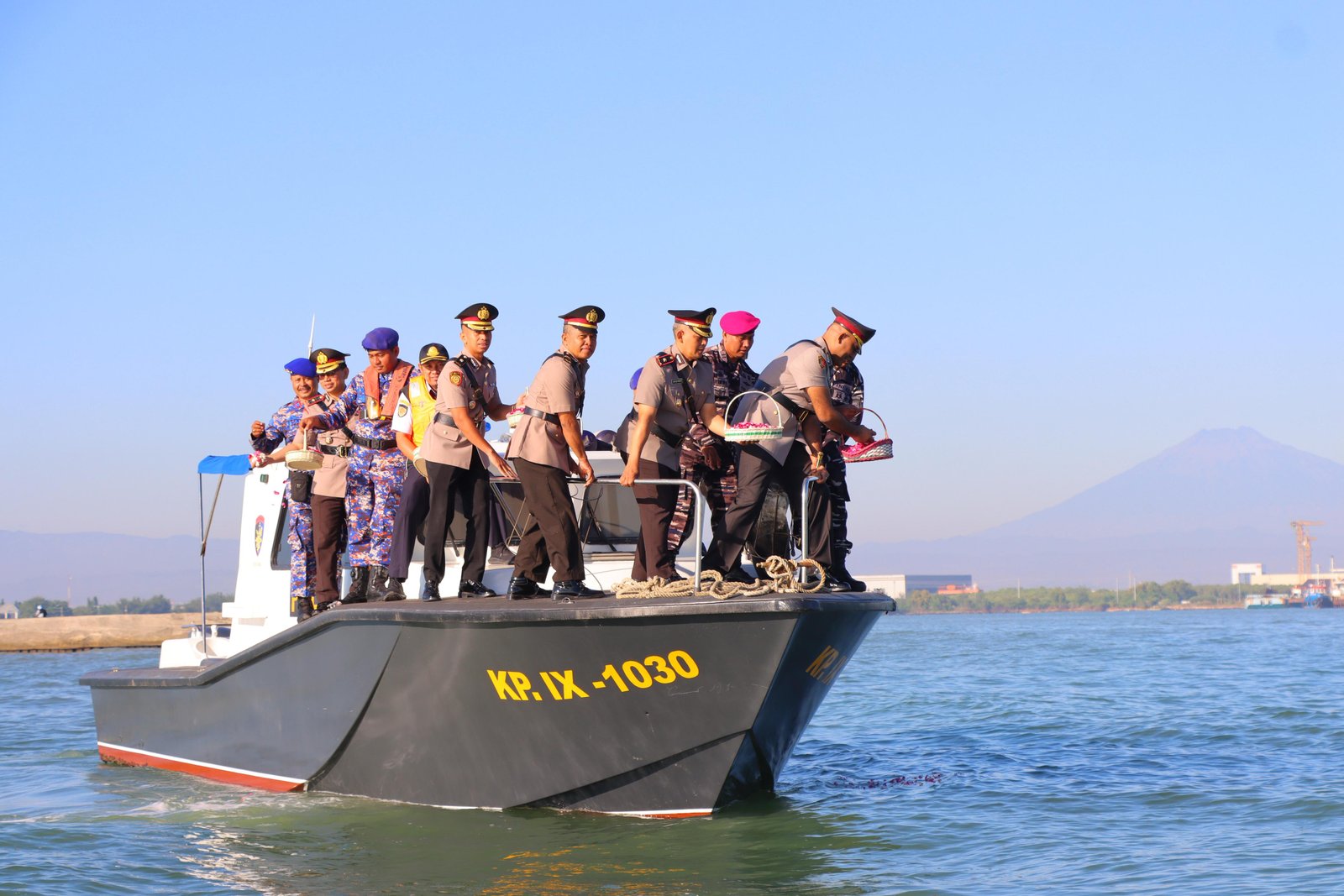 Hormati Pahlawan, HUT Bhayangkara Polres Kendal Tabur Bunga di Pelabuhan