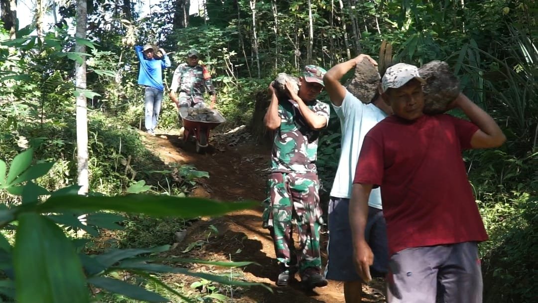 Tembus Medan Terjal, Material Bangunan Jembatan Garuda Dilangsir Secara Manual 
