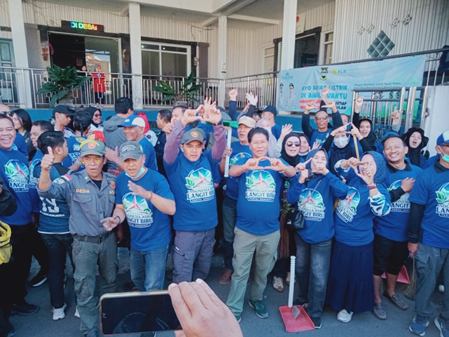 Sambut HUT ke-25, Partai Demokrat Bandung Barat Gelar Kerja Bakti Bersama Warga Margajaya   