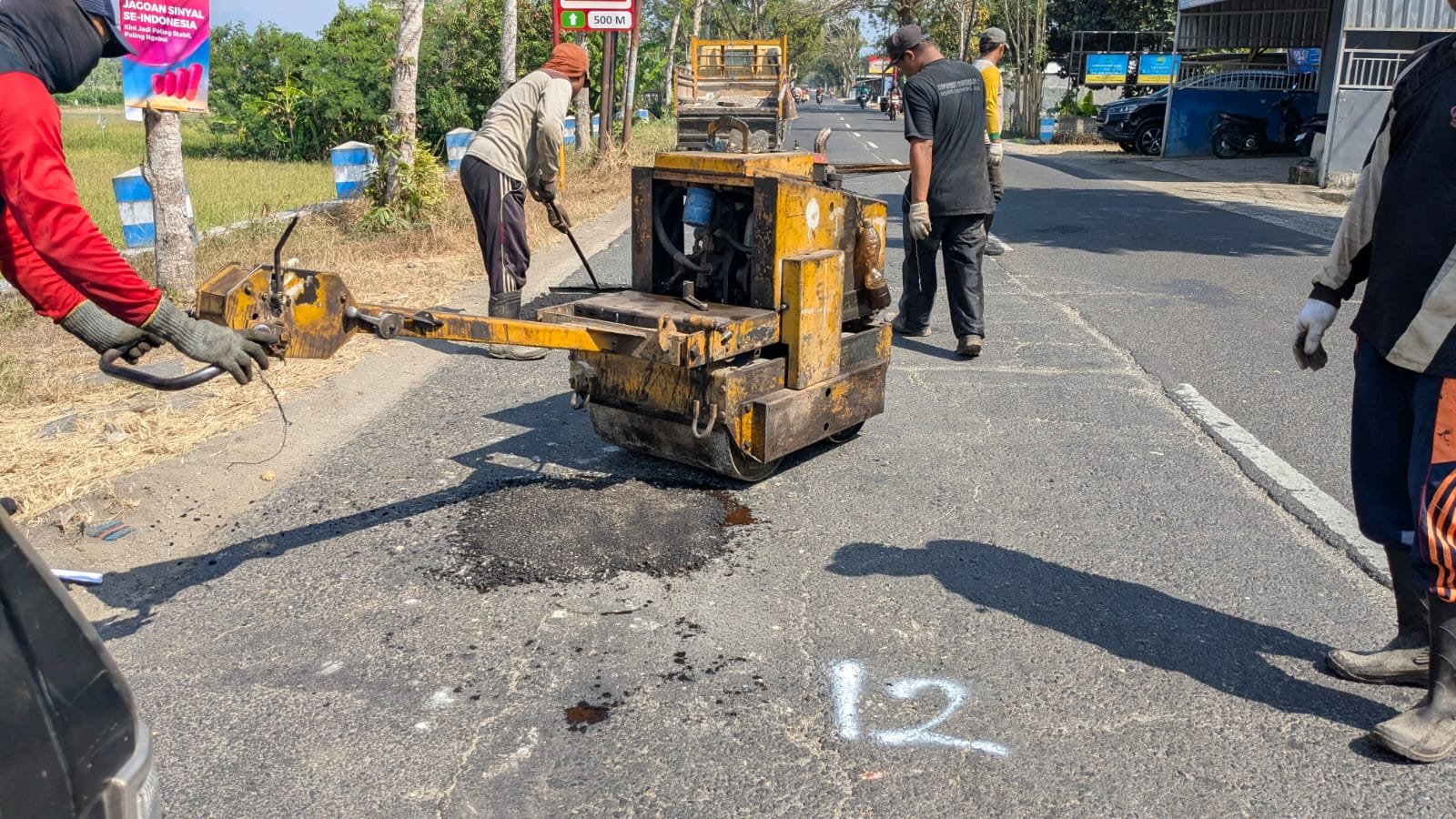 PUPR Tulungagung Tambal 20 Titik Berlubang di Ruas Campurdarat Tingkatkan Keselamatan Pengguna Jalan