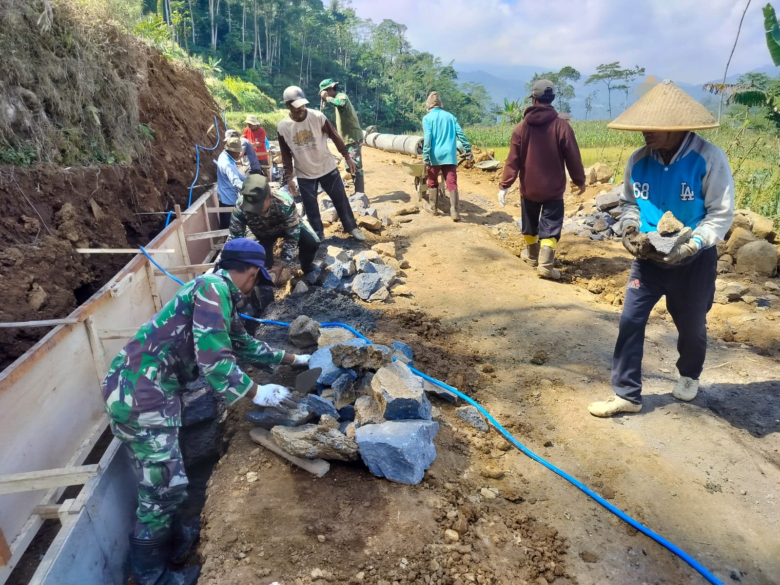 Gotong Royong Terjalin Erat dalam Pembangunan Talud TMMD Sengkuyung Tahap III Tahun 2026 Kodim 0702-