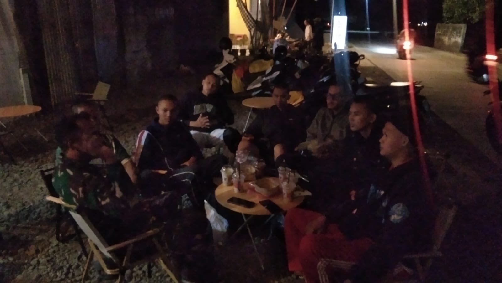 Komsos Malam, Babinsa Berikan Imbauan Bahaya Narkoba kepada Para Pemuda