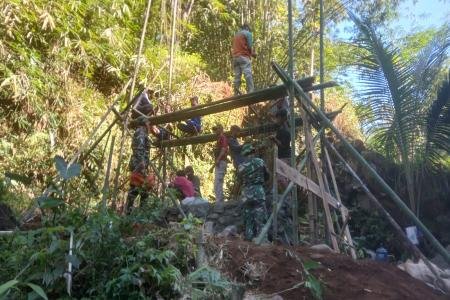 TNI dan Warga Gotong Royong Ba