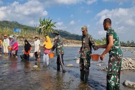  Angkut Pasir Estafet  Warnai 
