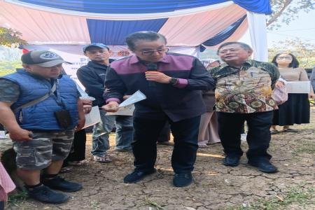 Dede Yusuf serahkan Sertifikat Elektronik PTSL di Padalarang 