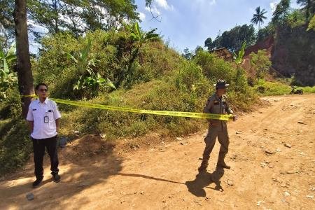 TAMBANG ILEGAL DI PANCUR BUKA DUA 
