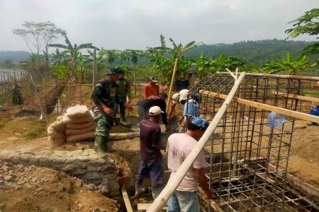  Silih Berganti TNI dan Warga 