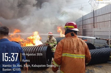 Kebakaran Pabrik Pengolahan Biji Plastik di Kibin Berhasil Dipadamkan, Tidak Ada Korban Jiwa