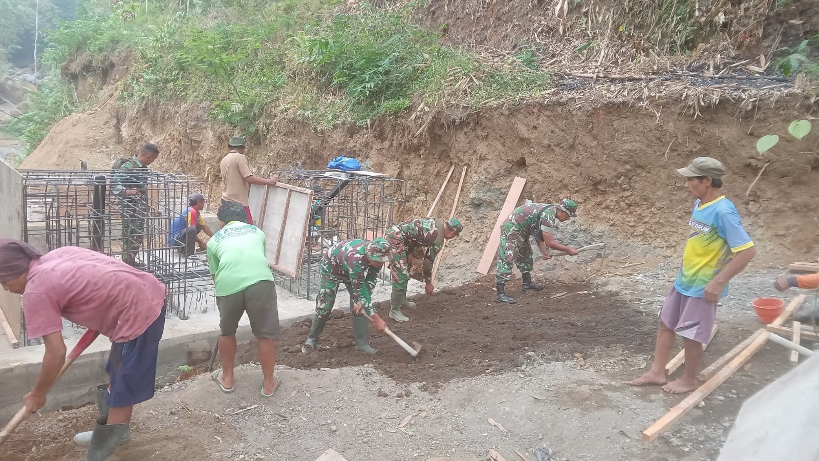  TNI dan Warga Perkuat Pondasi Jembatan Garuda dengan Gotong Royong