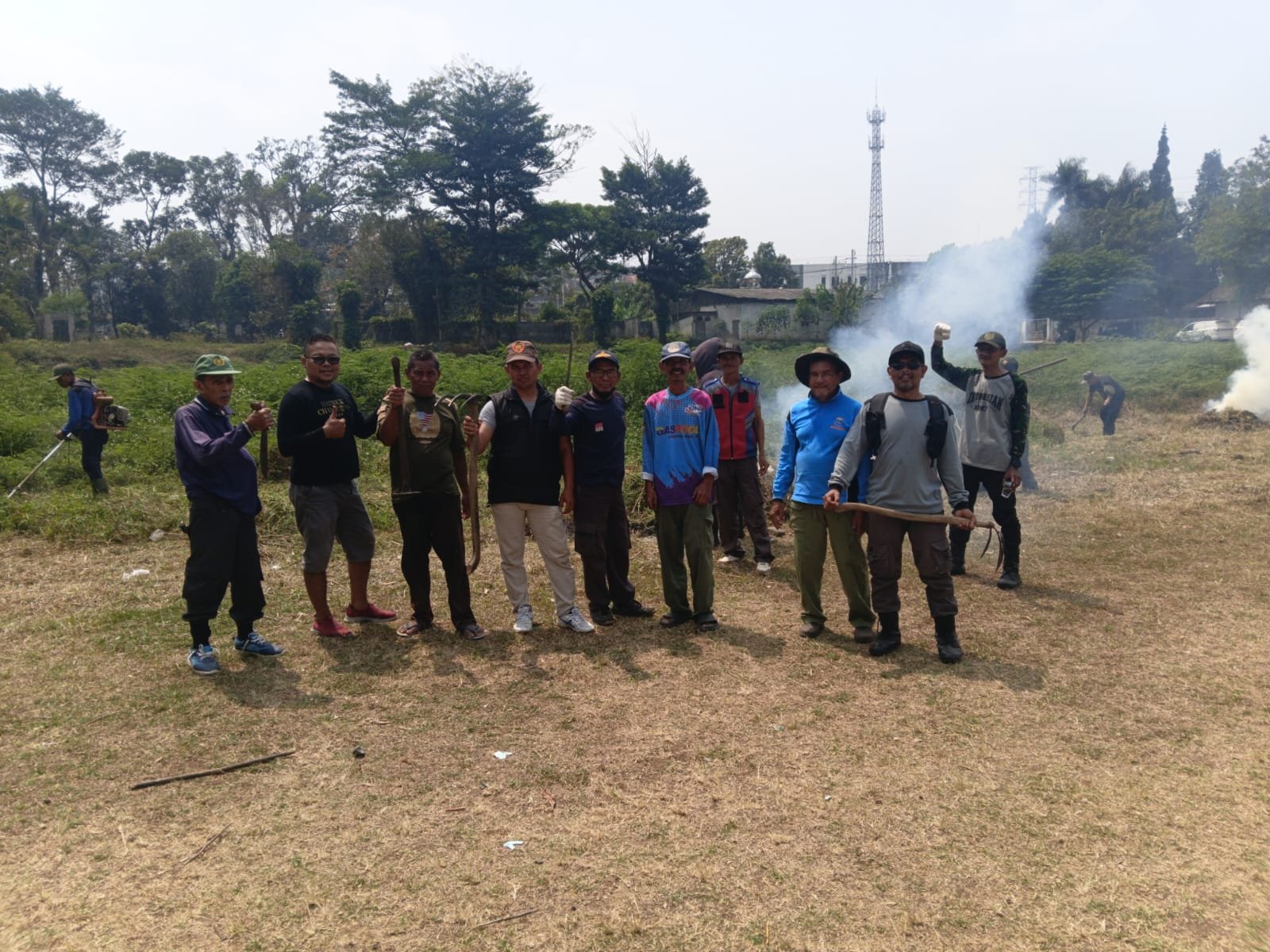 Gelar Kerja Bakti Swadaya, Warga Desa Kertamulya Bersihkan Lapangan Peruri Padalarang