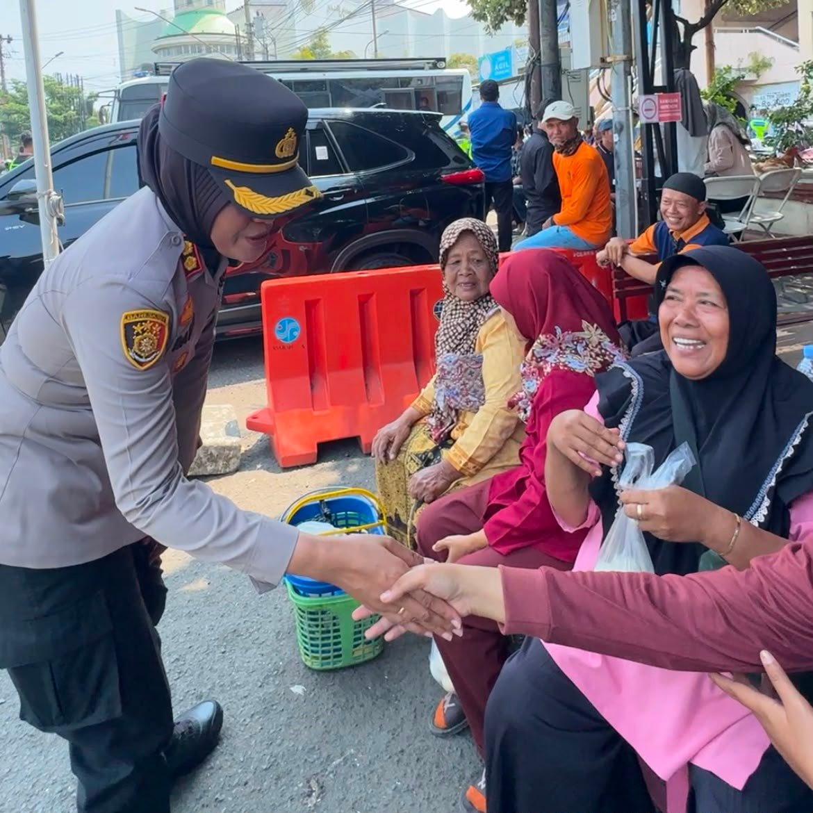 Humanis, Kapolres Kendal Borong Telur Pedagang Kecil Saat Aksi Damai Peternak 