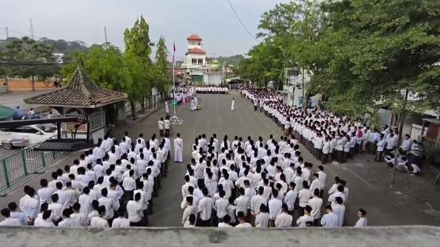 Tak Pakai Sepatu, Santri APIK Upacara Kemerdekaan Bersarung: “Berjuang dengan Ilmu dan Akhlak
