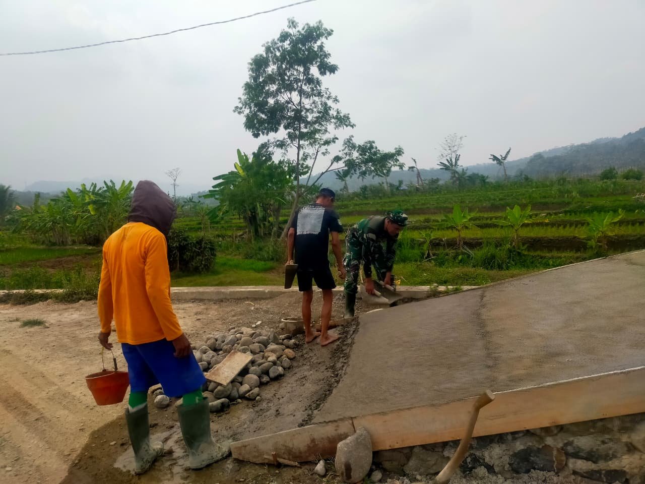 TNI dan Warga Kompak Bangun Jembatan Garuda, Semangat Gotong Royong Tak Pernah Padam