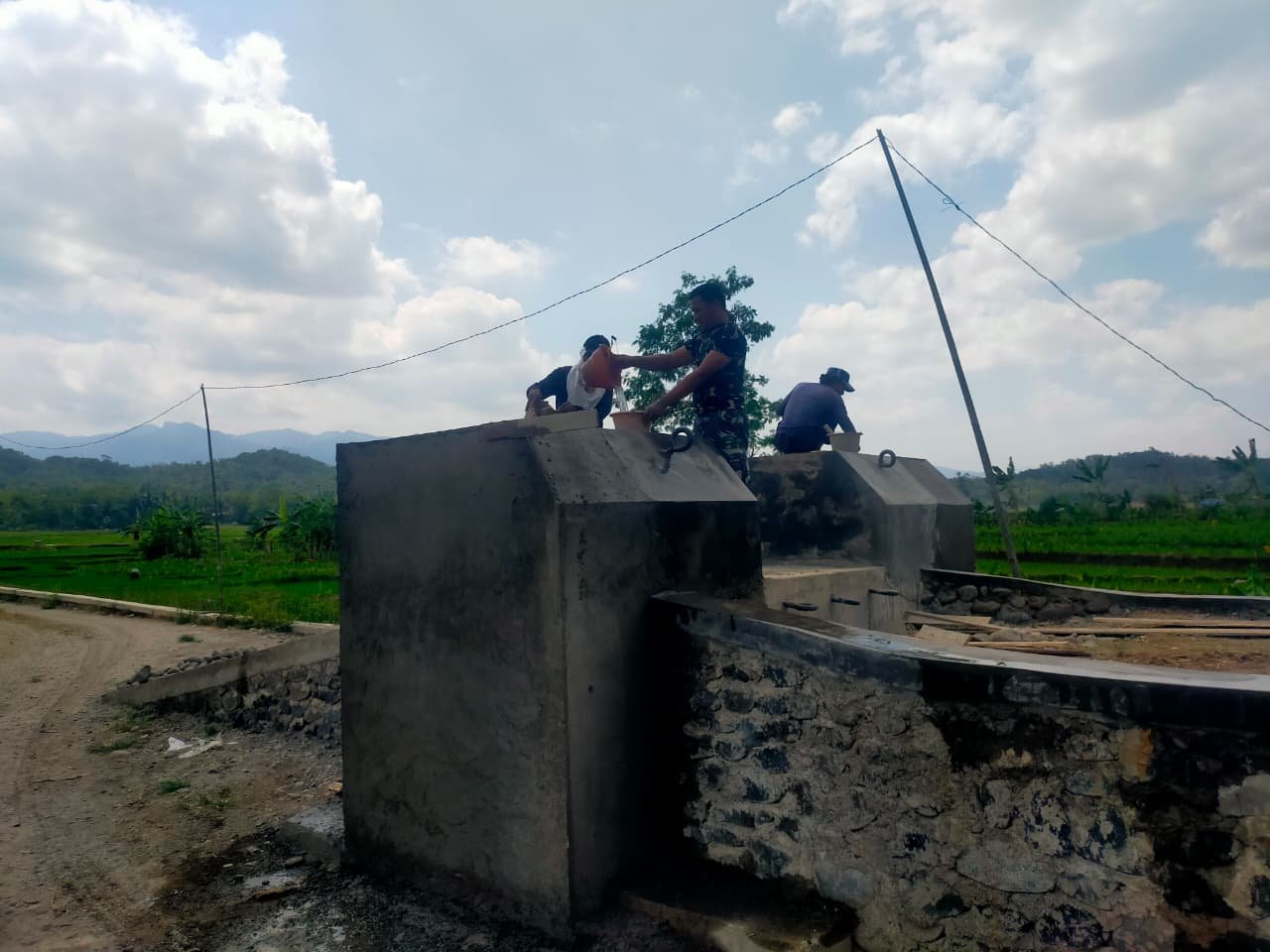 Tetap Semangat, TNI dan Warga Bangun Jembatan Garuda Permudah Akses Warga