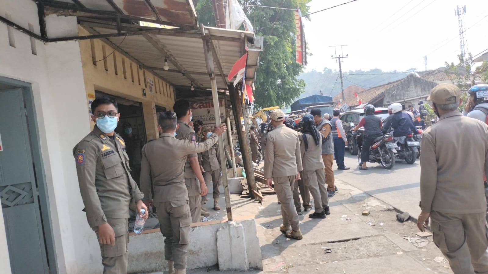 Satpol PP dan Dinas PUTR Bandung Barat Bongkar 16 Bangunan Liar di Jalan Kolonen Manulang Padalarang