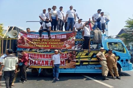 Peternak Ayam Demo di Kendal Harga Pak