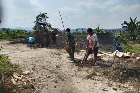 Tak Kenal Lelah TNI dan Warga 