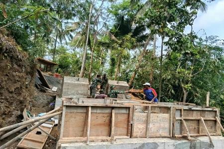 Panas Terik Matahari TNI dan Warga Tet