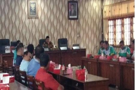TERIMA AUDIENSI FSPKEP KETUA DPRD DEMAK KOMITMEN KAWAL ASPIRASI BURUH 