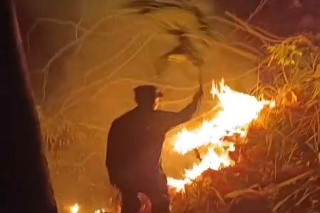 Kebakaran Lahan di Sambongsari Anggota Koramil 71504Weleri Sigap Bantu