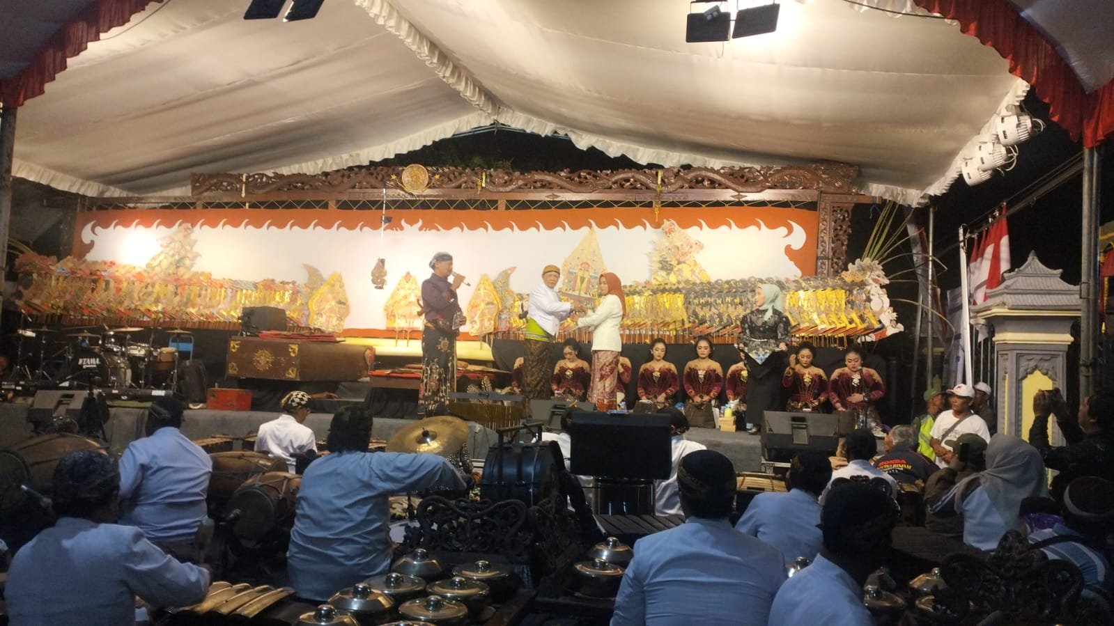 Tradisi neduh desa pojok gelar wayang kulit 