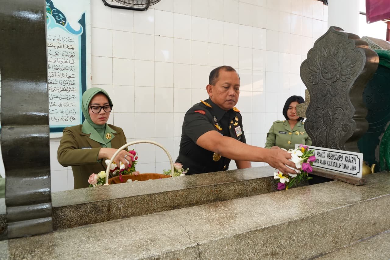 Pangdam IV-Diponegoro Ziarah ke Makam Pangeran Diponegoro di Makassar