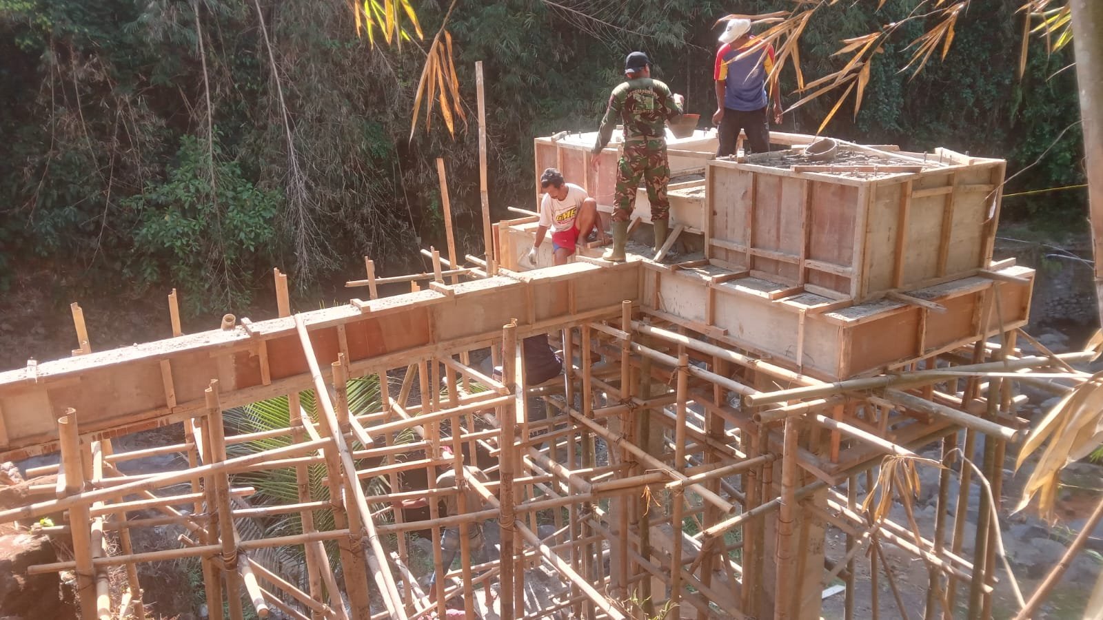  Pondasi Utama Jembatan Perintis Garuda Dicor