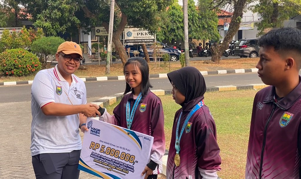 Sabet Emas Lari Sprint di POPDA Jateng 2026, Sprinter Cilik Asal Batang Dapat Penghargaan Khusus dar
