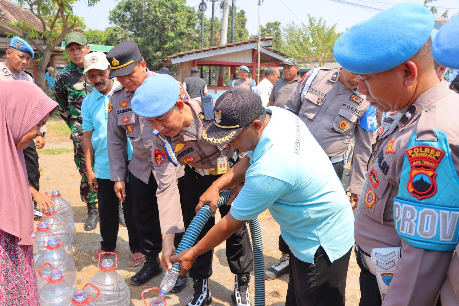 Propam Polda Jateng Salurkan 10.000 Liter Air Bersih untuk Warga Tejorejo Kendal