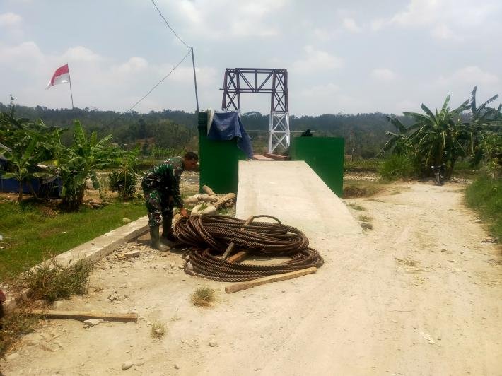 Jembatan Perintis Garuda Desa Wanagara Wetan Masuki Tahap Pemasangan Tali Sling Baja
