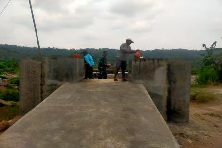 Babinsa dan Warga Siram Air Ba