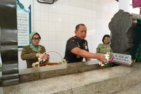  Pangdam IVDiponegoro Ziarah ke Makam Pangeran Diponegoro di Makassar