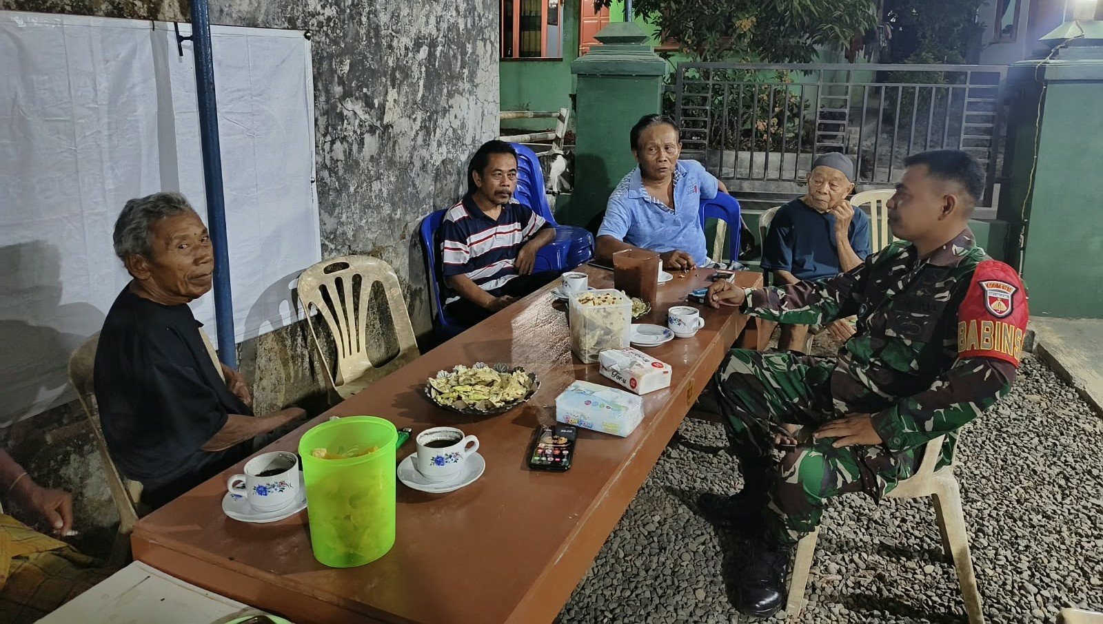 Pererat Silahturahmi dengan Warga, Babinsa Koramil 11-Karangmoncol Laksanakan Komsos Malam