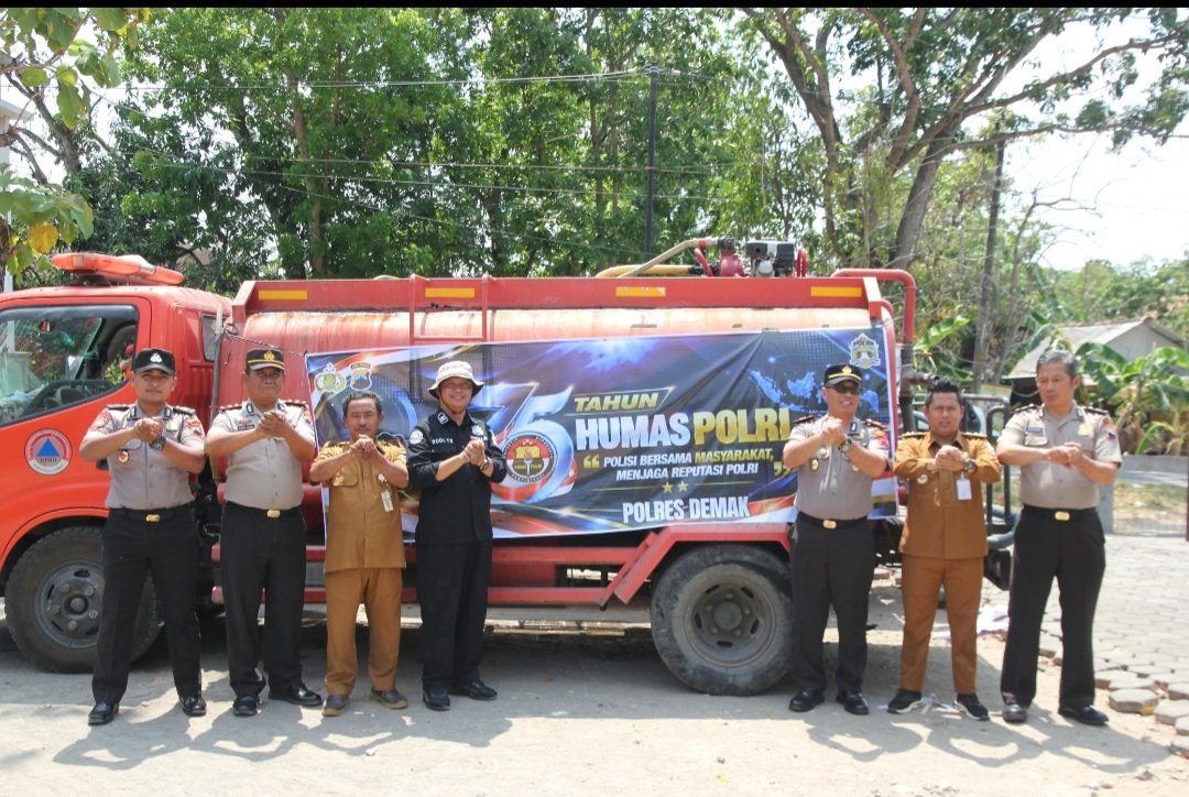 Polres Demak Salurkan Lima Tangki Air Bersih untuk Warga Rejosari