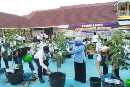 SMA Negeri 2 Sumenep Jadi Lokasi Aksi Tanam Pohon Khofifah Ini Pesan d