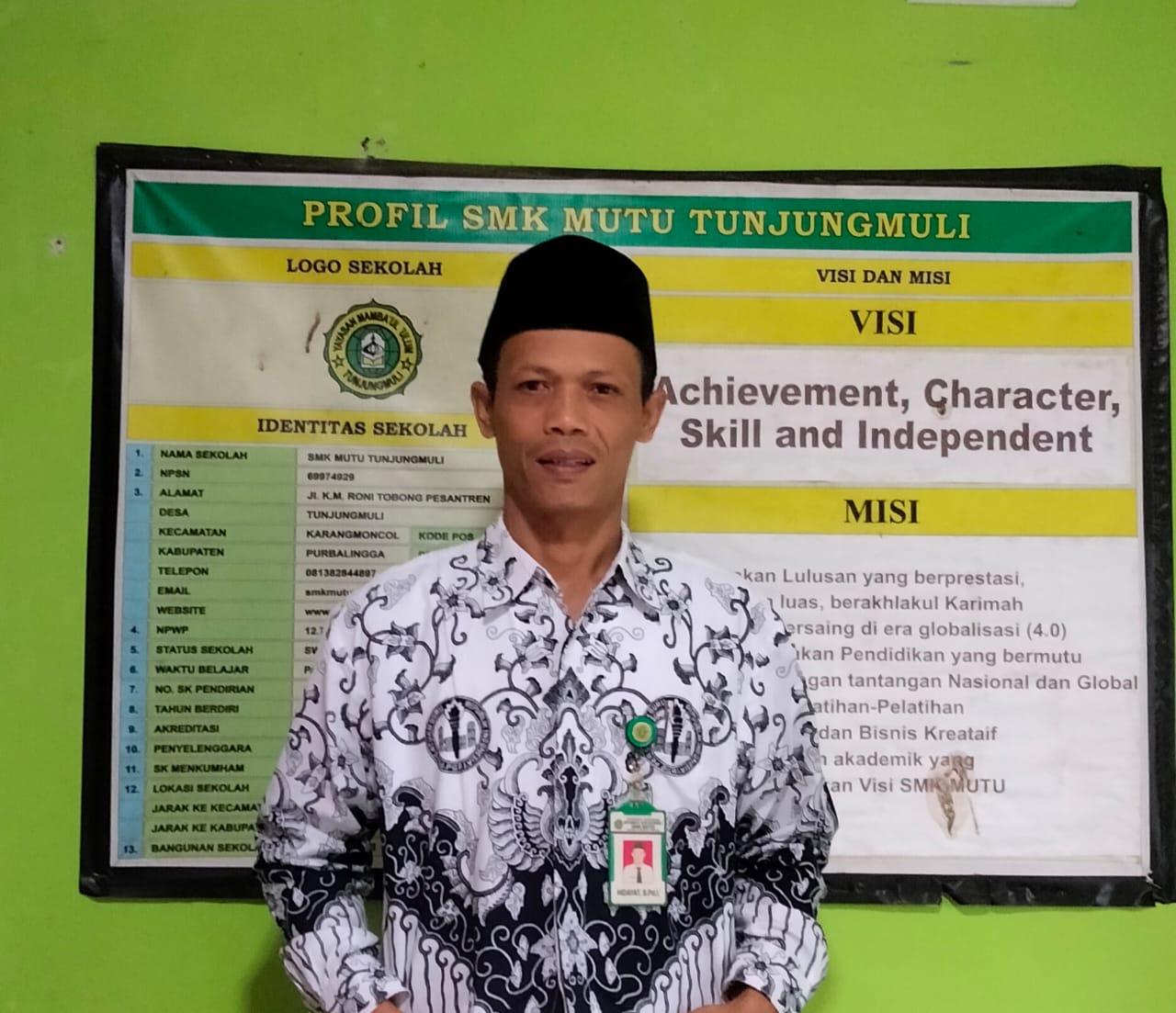 Kepala sekolah SMK Mamba'ul Ulum Tunjungmuli