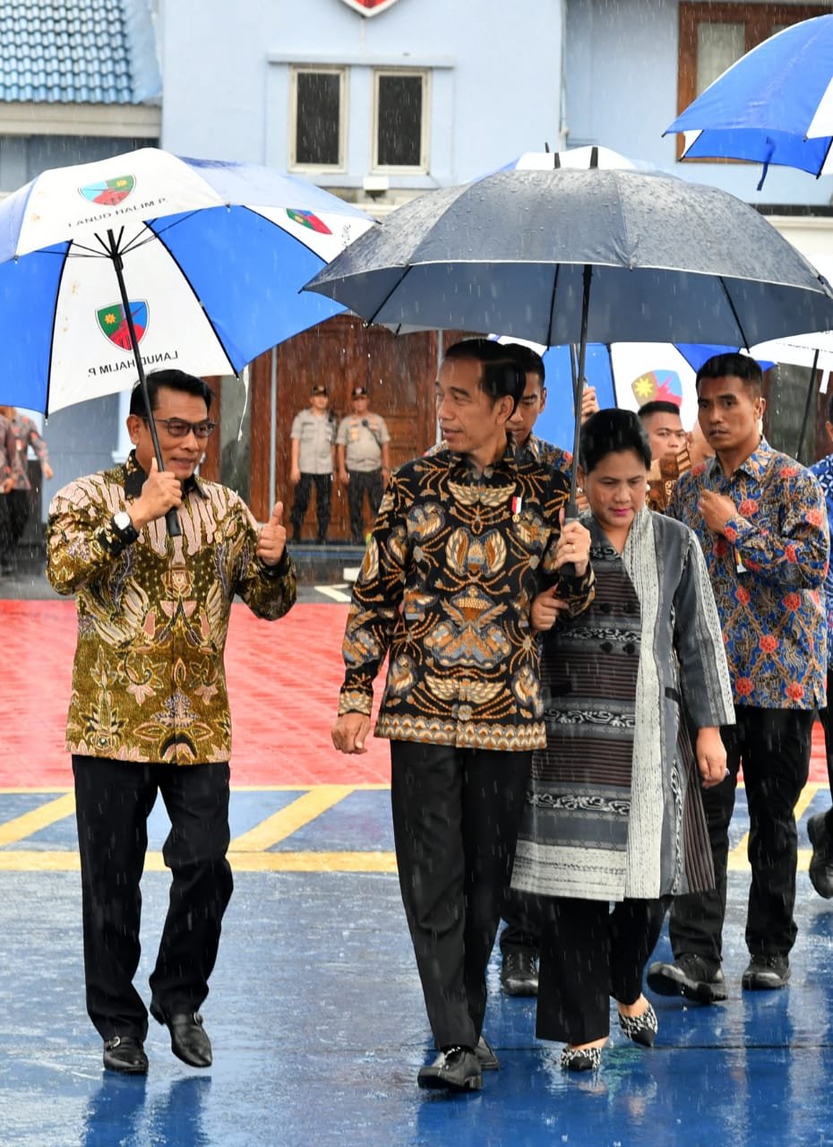 Presiden Jokowi dan ibu Iriana jenguk ibu Ani Yudhoyono