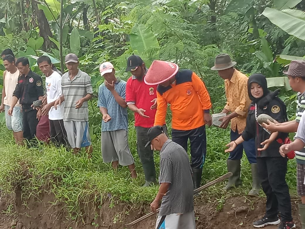 Warga Gotong Royong Pasang Bronjong,Desa Makam Rembang