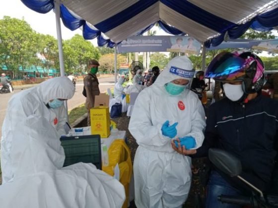 Warga Cilegon Tes Rapid Drive thru Kesehatan Gratis