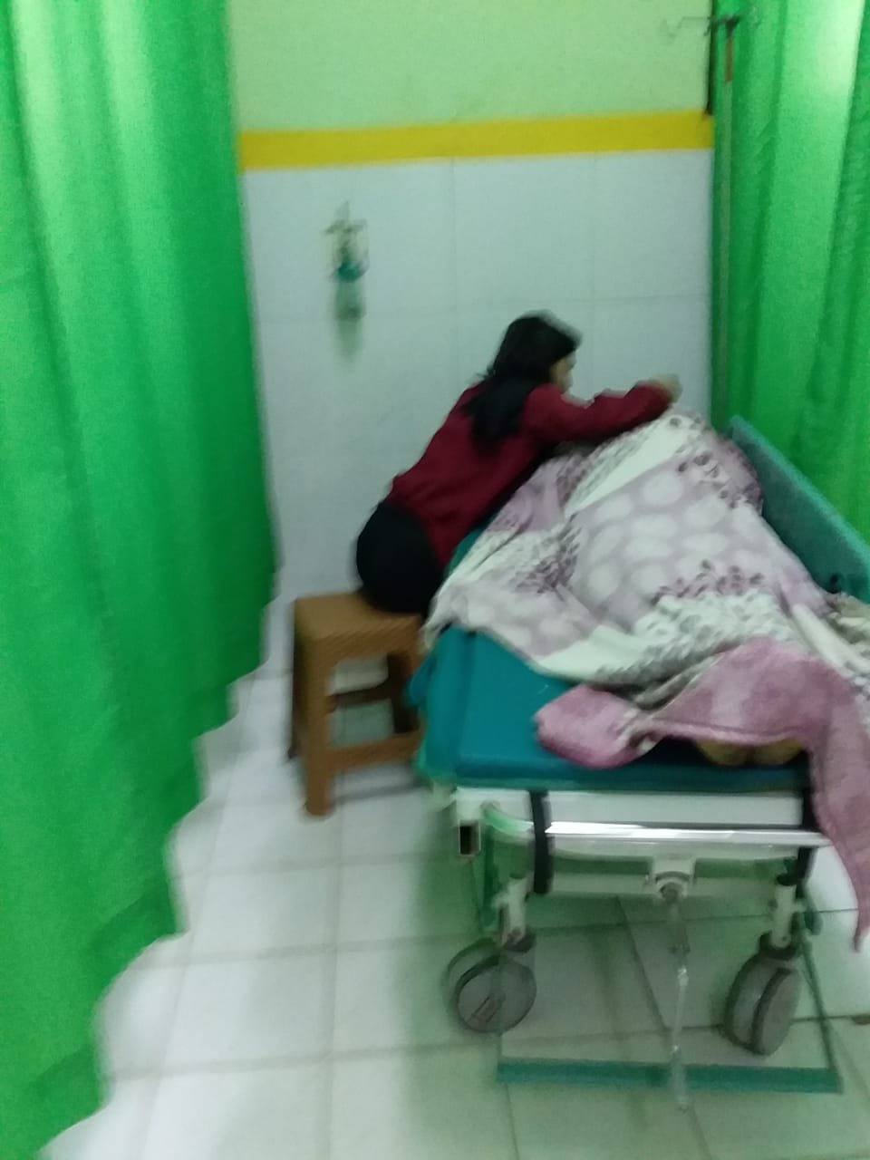 SANGAT TERPUKUL MELIHAT SUAMINYA MENINGGAL TEKENA ARUS LISTRIK DI BELAKAN RUMAH 